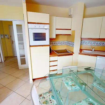 Confortable 2p En Centre-ville Avec Parking Et Terrasse - Fr-1-196-366 Μεντόν